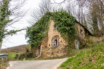 Fototapeta na wymiar Old stone houses in Trascastro, Asturias
