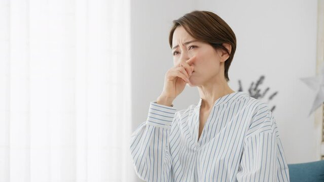 鼻炎で苦しむ若い女性　花粉症イメージ	
