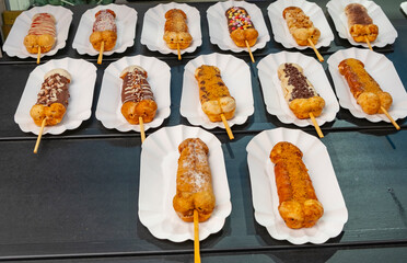 Cakes filled with cream and sauteed with icing sugar and chocolate in the shape of the male virile...