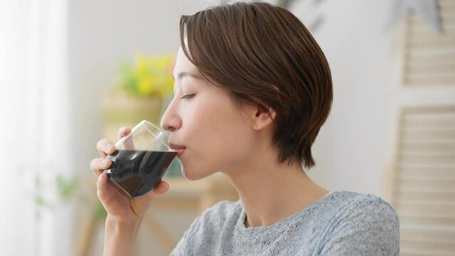 コーヒーを飲む若い女性　飲食イメージ	
