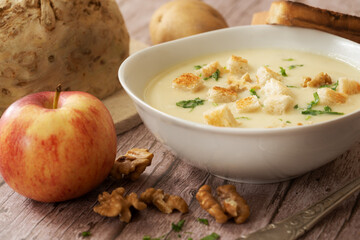 Selleriesuppe mit Äpfel und Nüssen