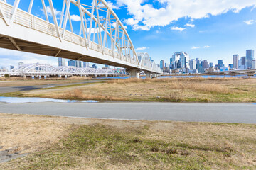 Obraz premium 青空と都会へ続く鉄橋