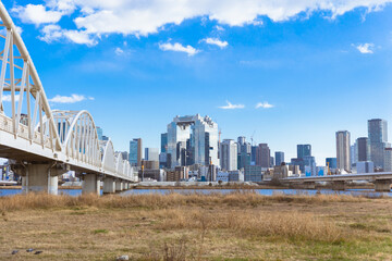青空と都会へ続く鉄橋