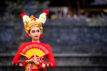 Indonesian girl with traditional costumn dance in bali temple - obrazy, fototapety, plakaty