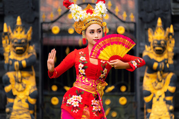 Indonesian girl with traditional costumn dance in bali temple - 592960918