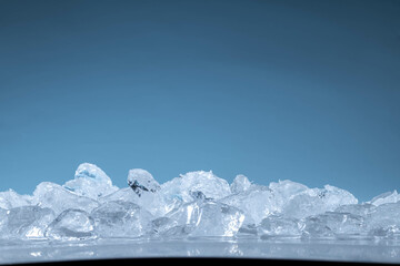 Fototapeta na wymiar 青背景の冷たい氷