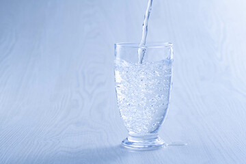 ガラスのコップと水