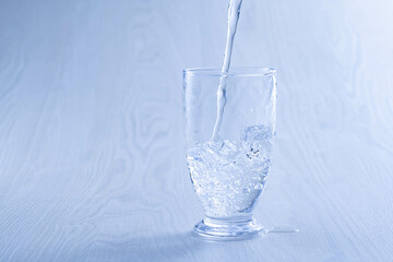 ガラスのコップと水
