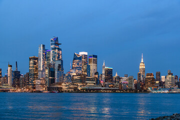Obraz premium Hudson River and New York City Skyline at Blue Hour from Hoboken, NJ, April 2022