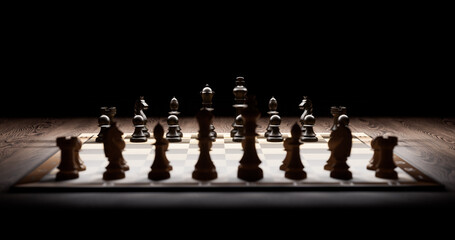 Dramatisches Schachspiel vor schwarzem Hintergrund, Schach