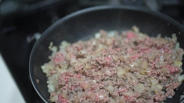 キーマカレーを作る様子