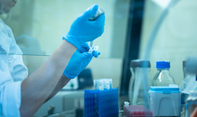 Fototapeta premium Female researcher carrying out research experiment in a chemistry lab