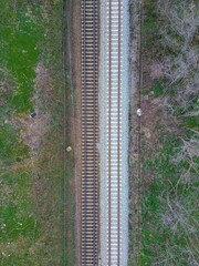 linia kolejowa dwutorowa widziana z góry