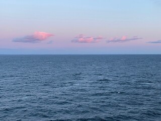 Fototapeta premium Die Sonne geht über dem Skagerrak unter an einem sonnigen Wintertag. Gesehen von einer Fähre auf dem Weg von Oslo nach Kiel vor der schwedischen Küste bei Nordkoster.