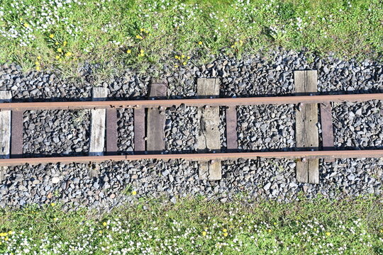 alte Bahngleise mit Holzschwellen