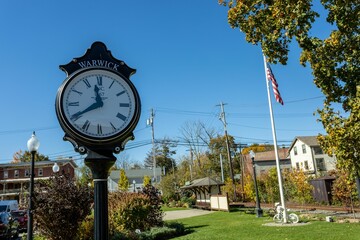 Naklejka premium Bright fall day with street clock and buildings in Warwick village, New York, United States