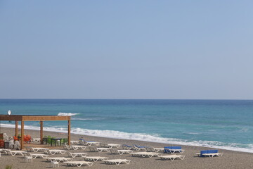 Storm on the sea, waves of foam against the background of the beach pier, Alanya, Aprile 2023.