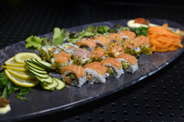 sushi servito in un grande piatto ovale
