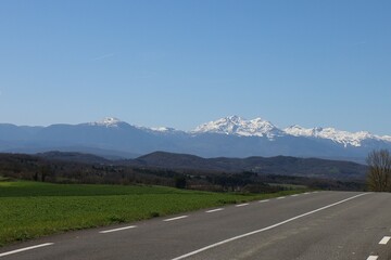 Naklejka premium Le massif montagneux des Pyrénées, village de Mirepoix, département de l'Ariège, France