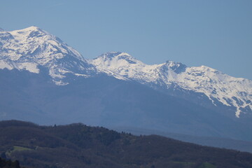 Le massif montagneux des Pyrénées, village de Mirepoix, département de l'Ariège, France