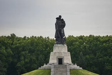 Vlies Fototapete Historisches Monument Berlin Soviet Memorial against green bush and gray sky