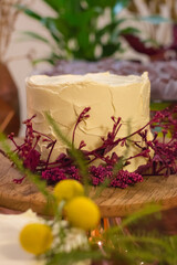 Bolo de frutas com muitos enfeites decorando