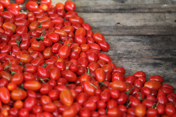 tomates cereja maduros na feira de rua