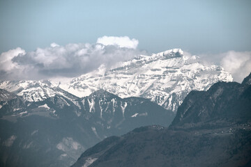 Fototapeta na wymiar les alpes depuis Essertines-sur-Rolle