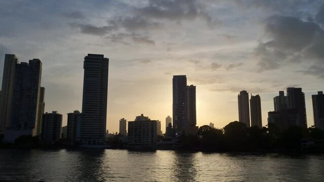 El sol ocult&aacute;ndose tras lo edificio al atardecer en panama