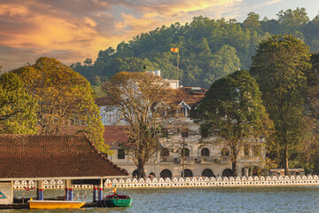 Kandy Lake in the evening in Kandy City, Sri Lanka. - obrazy, fototapety, plakaty