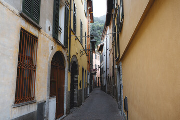 Fototapeta na wymiar narrow Street in the town of Torno on lake Como