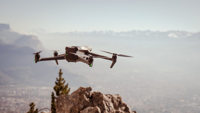 Drone volant au dessus des montagnes