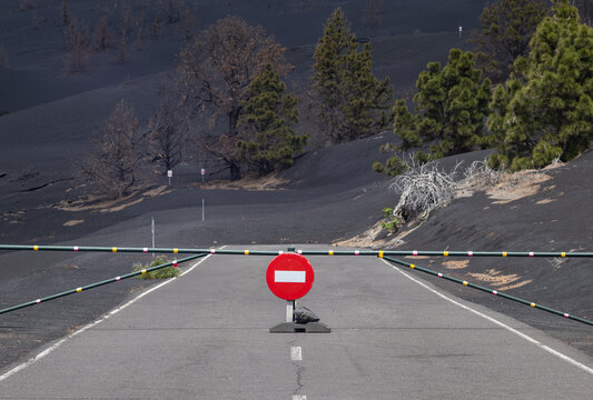 Carretera interrumpida por la colada del volc&aacute;n de La Palma.