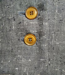 麻素材ジャケット 右前の前身頃部分 2つのプラスチックボタン クローズアップ 背景用写真