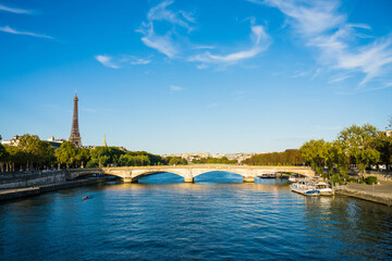 Naklejka premium Pont des Invalides and Eiffel Tower in Paris