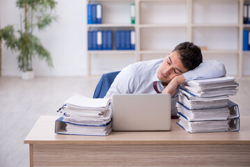 Obraz premium Young male employee working in the office