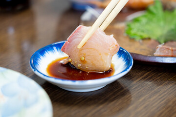 お刺身(はまち、和食、日本食、割り箸、お箸、わさび、ワサビ醤油)