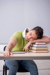 Obraz premium Young male student sitting in the classroom
