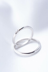 白背景の結婚指輪