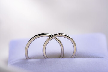 白い背景の結婚指輪