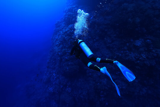 diver scuba depth blue lonely