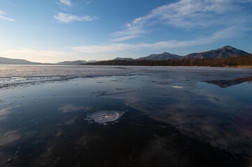 結氷した湖面のアイスバブル。北海道の屈斜路湖。