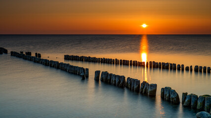 Sonnenuntergang in Dranske auf der Insel Rügen, im Vordergrund Buhnen