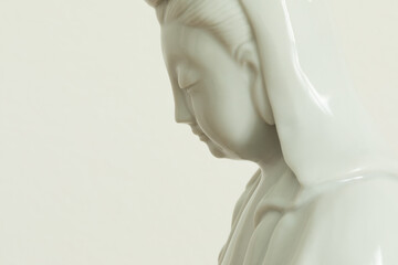 Profilo statua ceramica buddista Guanyin bianca - obrazy, fototapety, plakaty