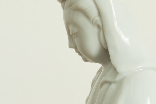 Profilo statua ceramica buddista Guanyin bianca