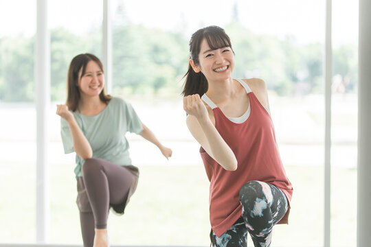 スポーツジムでダンス・エアロビレッスンをする女性達
