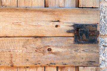 Serratura vintage su porta di legno
