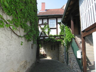 Fototapeta na wymiar Durchgang an der Stadtmauer von Freinsheim
