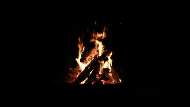 płonące ognisko nocą 
