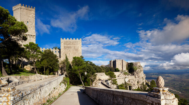 Erice, Trapani. Torri del Balio con il Castello di Venere
